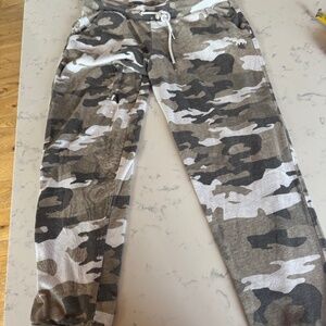RUNNING BARE WOMEN'S CAMO LEISURE PANTS SIZE 6/8 EXCELLENT CONDITION
